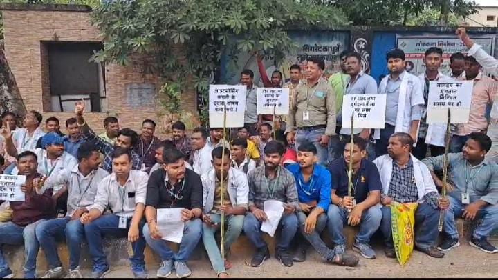 आफत में मरीज! एक तरफ एम्बुलेंस कर्मियों की तो दूसरी तरफ आंगनबाड़ी सेविकाओं का हड़ताल शुरु, पढ़ें क्या है इनकी मांग