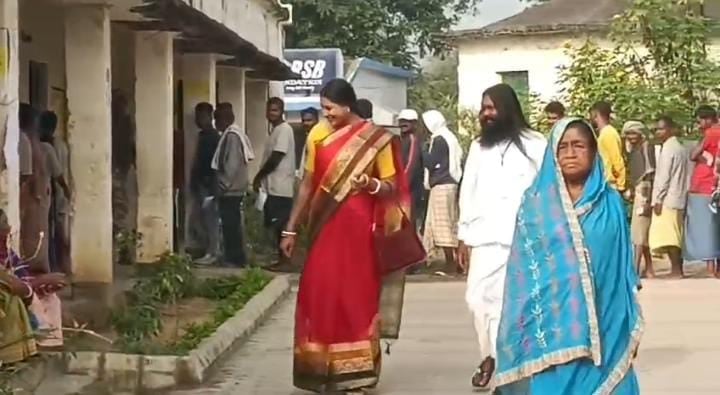Jharkhand Election:जिलिंगोड़ा में कड़ी सुरक्षा के बीच शुरू हुआ मतदान, भाजपा प्रत्याशी बाबूलाल सोरेन ने किया मतदान