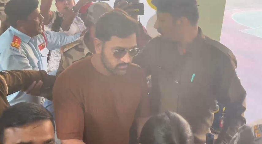 महेंद्र सिंह धोनी पत्नी साक्षी के साथ वोट करने पहुंचे