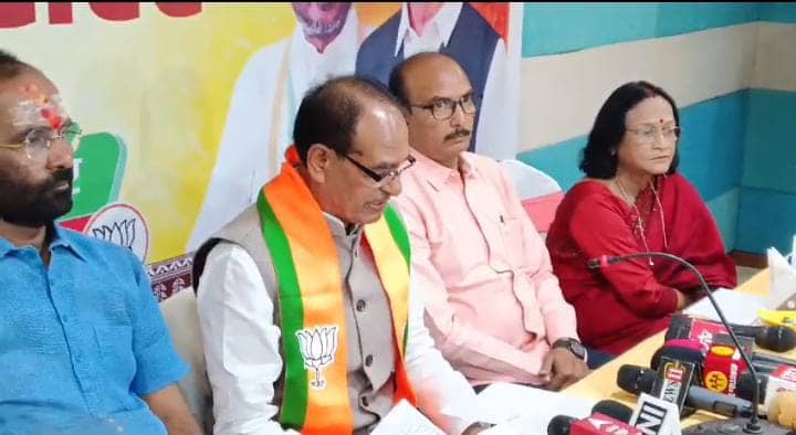 घुसपैठियों को 450 में सिलेंडर देने के बयान पर शिवराज सिंह ने सोनिया,राहुल व खड़गे से मांगा जवाब, कहा क्या तीनों मीर के बयान से सहमत है