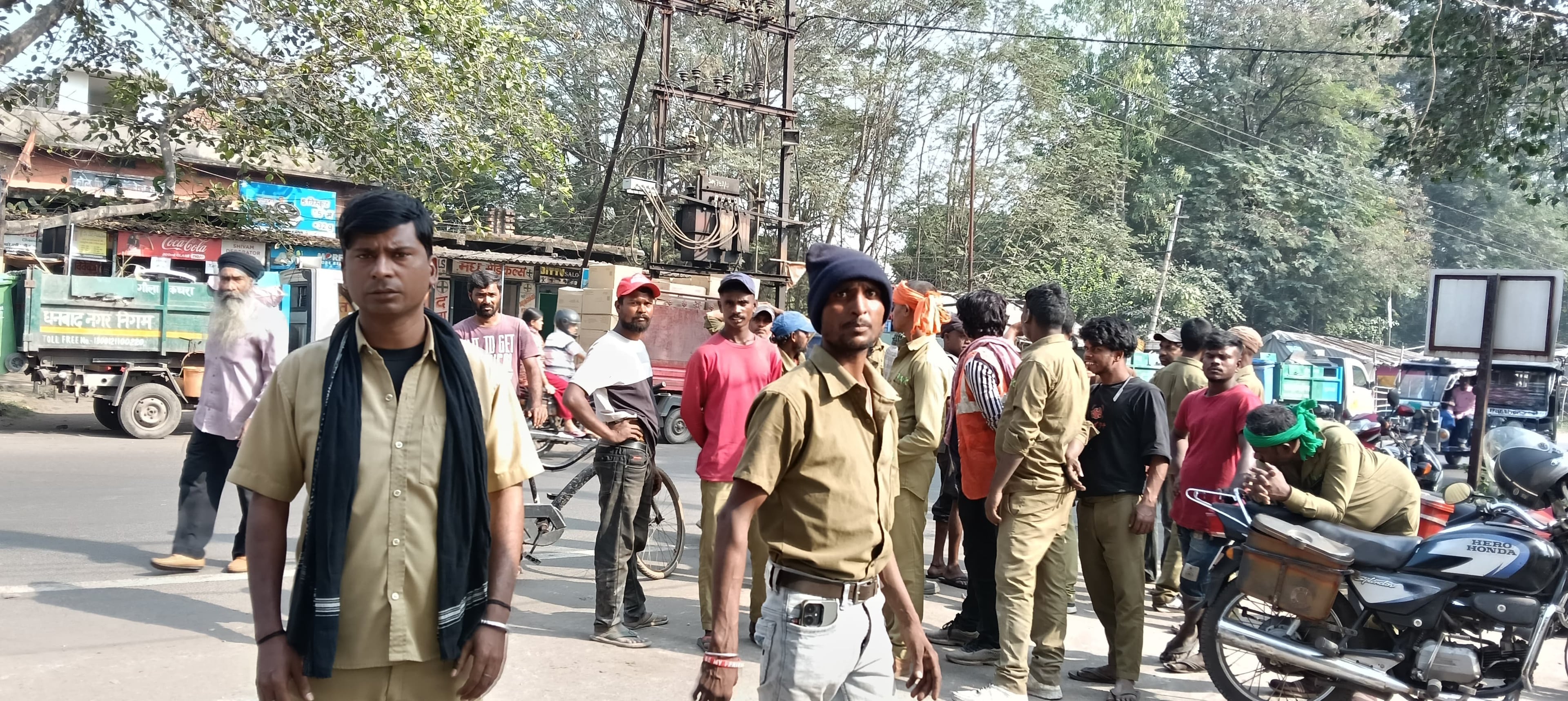 झरिया में कचड़ा गाड़ी अब राजनीतिक दलों के निशाने पर, क्यों है पुलिस सवालों में