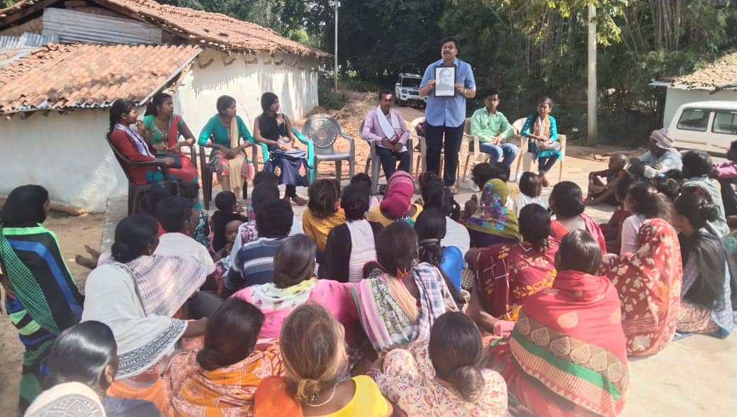 गाँव की बदल रही तस्वीर : डिजिटल हो रहे ग्रामीण बच्चे, डिजिटल प्रोजेक्टर ऑनलाइन क्लास के माध्यम से कर रहे गांव में पढ़ाई