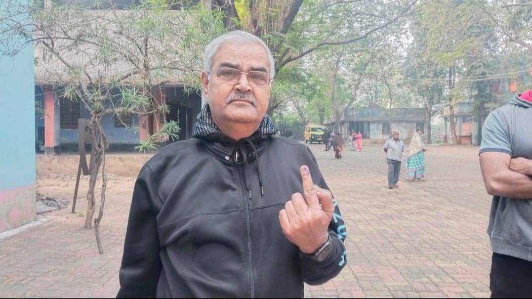 धनबाद के सभी छह विधानसभा में वोटिंग शुरू, फर्स्ट टाइम वोटरों में भारी उत्साह