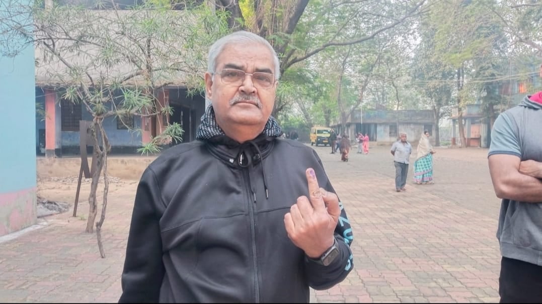 धनबाद के सभी छह विधानसभा में वोटिंग शुरू, फर्स्ट टाइम वोटरों में भारी उत्साह