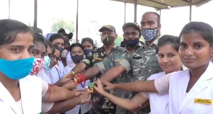 धनबाद की नर्सिंग छात्राओं ने पुलिस जवानों की कलाई पर बांधी राखी, जवानों के आंखों में छलके ख़ुशी के आंसू