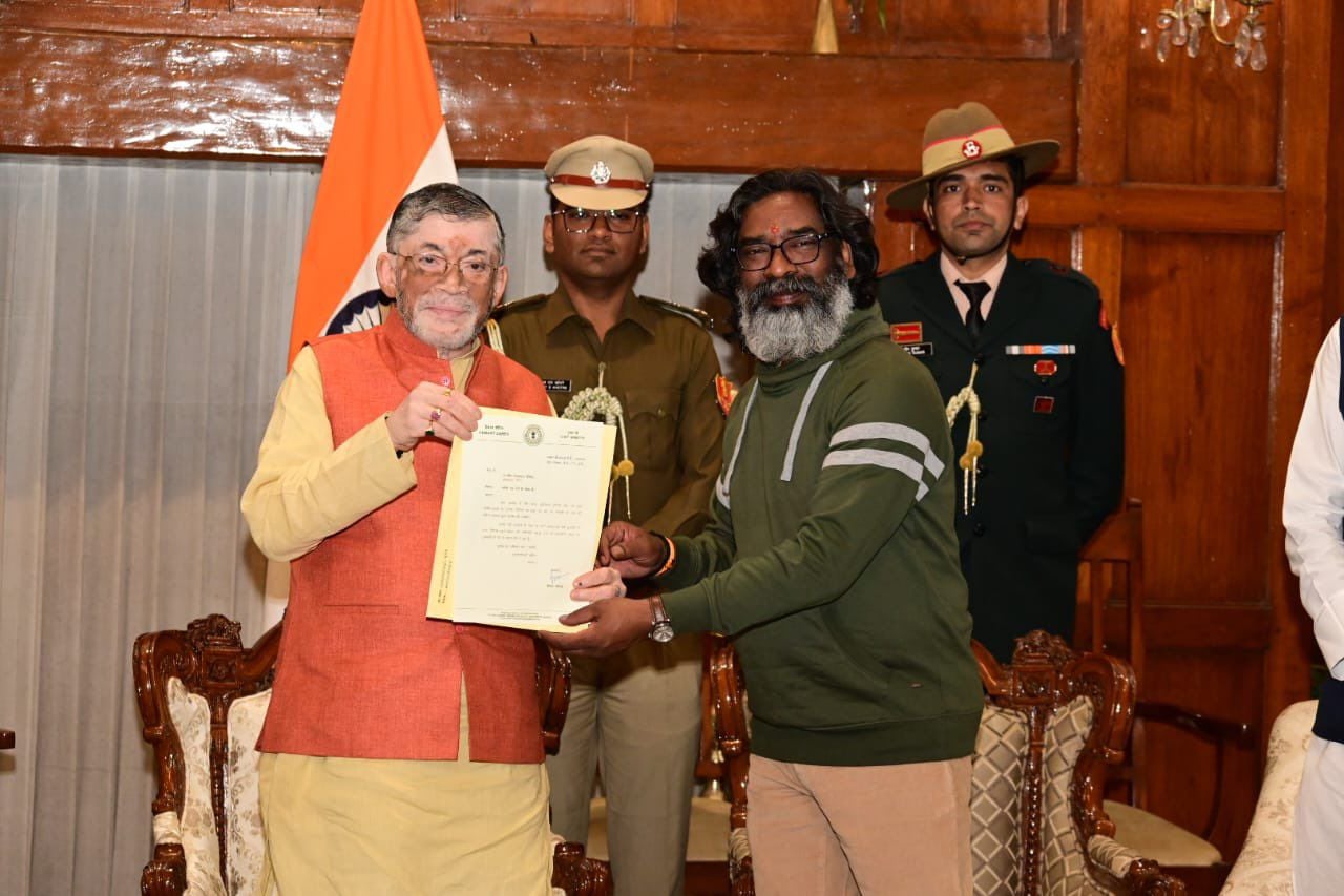 BIG BREAKING : हेमंत सोरेन ने राज्यपाल को पेश किया सरकार बनाने का दावा, अब इस दिन लेंगे शपथ !