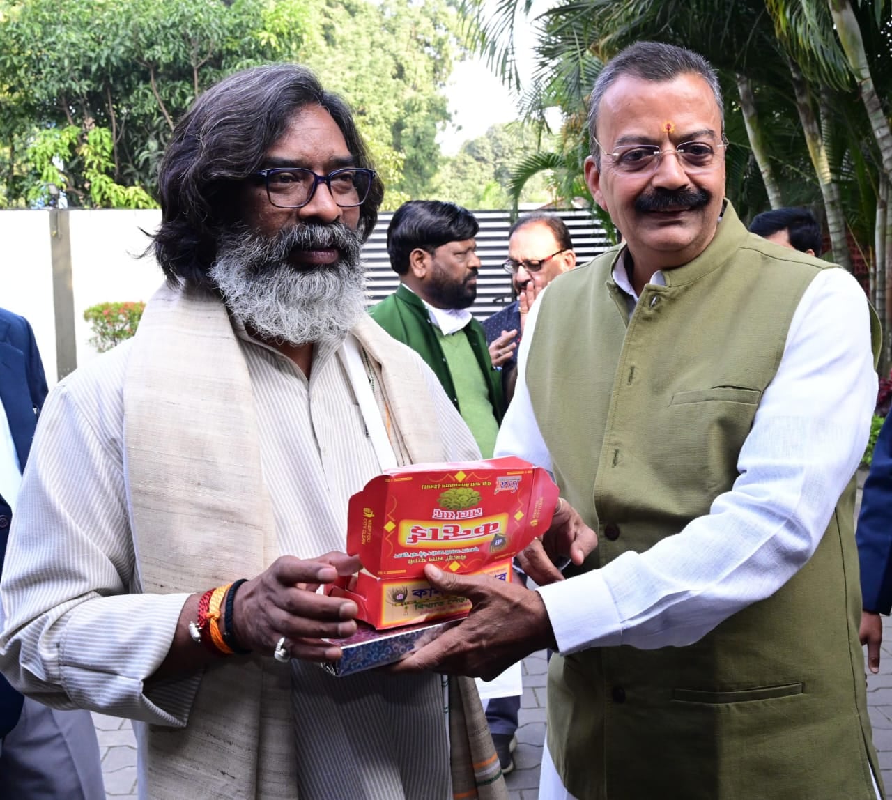 कांग्रेस प्रदेश उपाध्यक्ष ने हेमंत सोरेन को किया भेंट बैद्यनाथ धाम का प्रसाद और चाणक्य नीति किताब, कहा- जनता ने दिया 56 सीट