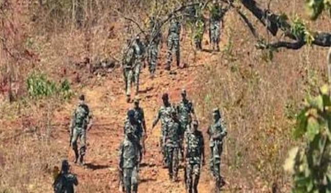 लातेहार में पुलिस और नक्सलियों के बीच मुठभेड़, हथियार छोड़ भागे उग्रवादी, सर्च ऑपरेशन जारी
