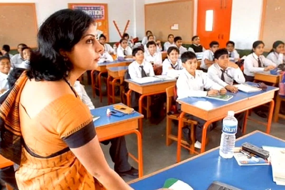 सैनिक स्कूल में निकली टीचर्स की वैकेंसी, जानें- कौन कर सकता है अप्लाई और क्या है लास्ट डेट?