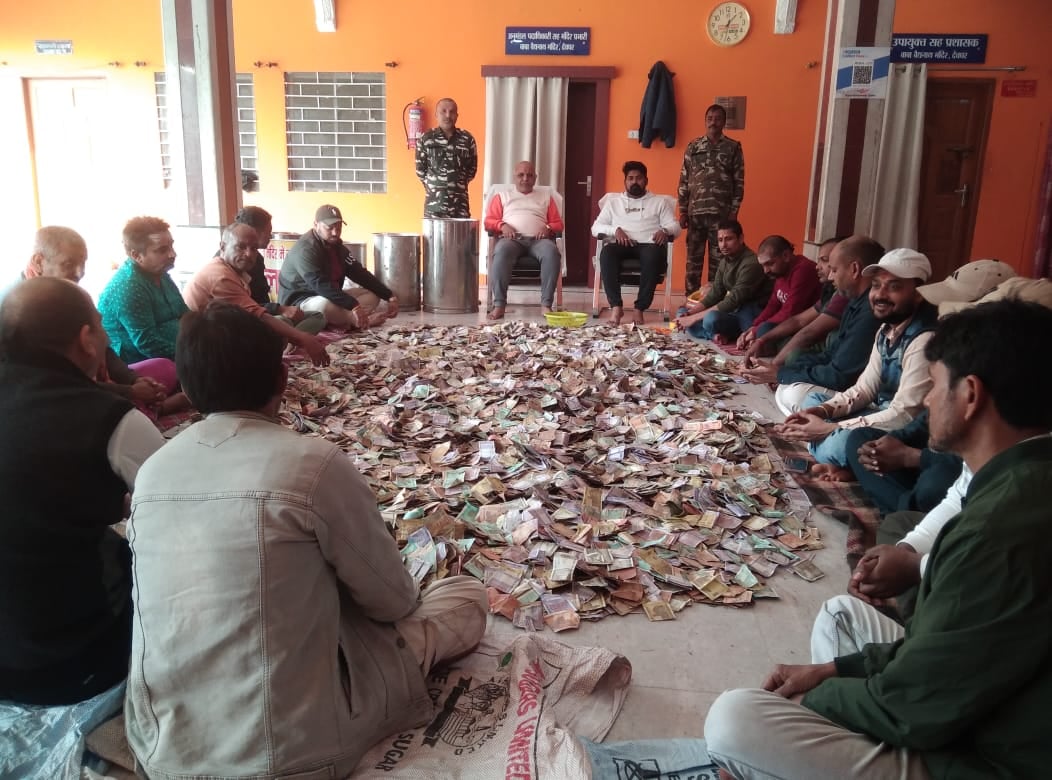 सावन ही नहीं अन्य माह में भी विदेशी श्रद्धालु करते है बाबा मंदिर में पूजा अर्चना,एक माह में इतना हुई मंदिर को आमदनी