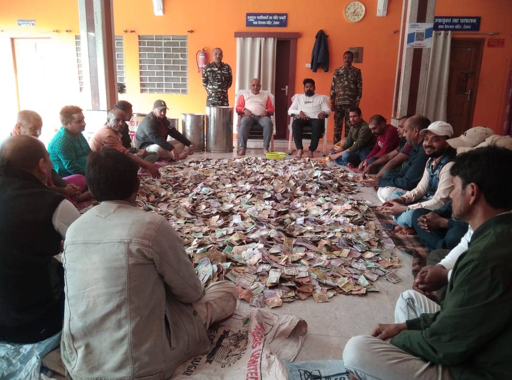 सावन ही नहीं अन्य माह में भी विदेशी श्रद्धालु करते है बाबा मंदिर में पूजा अर्चना,एक माह में इतना हुई मंदिर को आमदनी