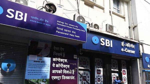बक्सर के SBI बैंक में लगी आग, बैंक में रखे लाखों का सामान जलकर राख
