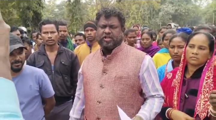 सरायकेला: संजना हांसदा हत्याकांड ने पकड़ा तूल, निष्पक्ष जांच को लेकर बस्तीवासियों ने सरायकेला- टाटा मार्ग किया जाम, पढ़ें क्या है परिजनों का आरोप