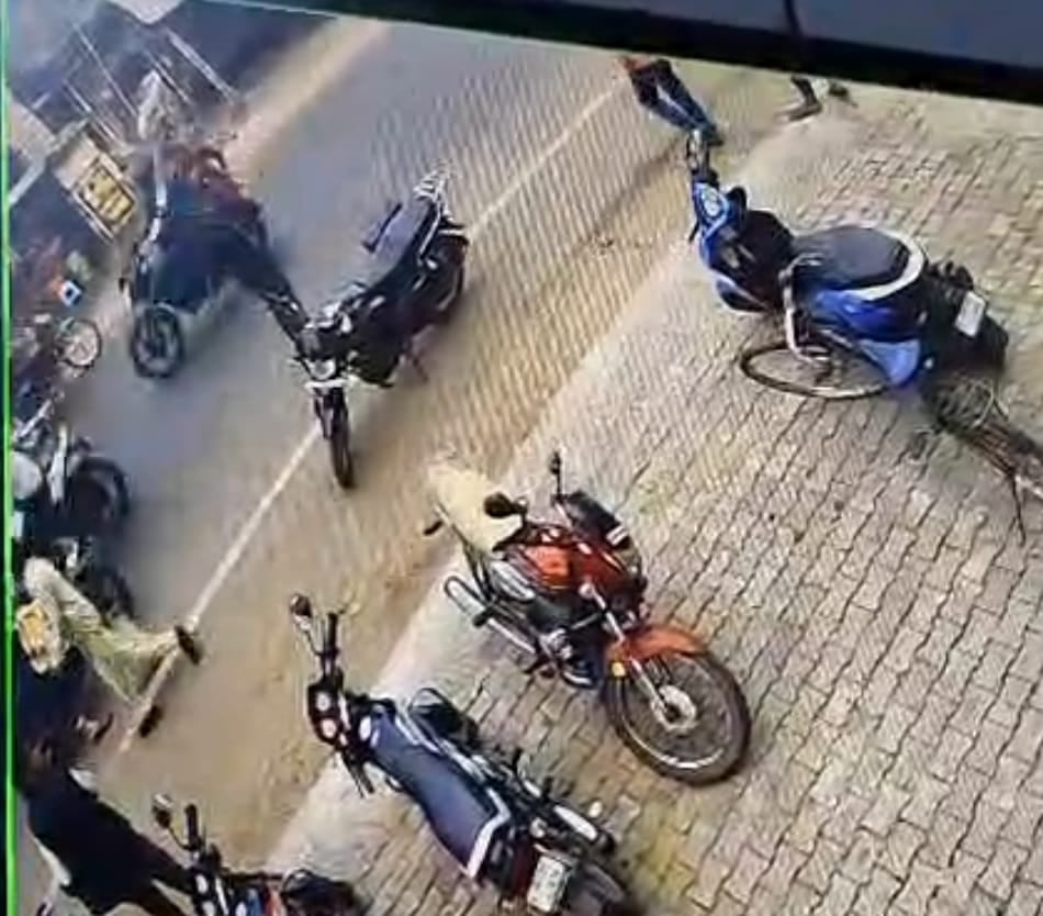 Dhanbad: भीड़ को भनक नहीं लगी और बाइक की डिक्की तोड़ एक लाख रुपए उड़ा ले गए अपराधी, जानिए कैसे घटना को दिया अंजाम