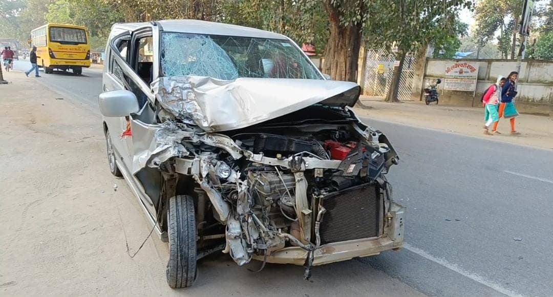सिमडेगा में कार और ट्रक में टक्कर, चार घायल, एक की स्थिति गंभीर, कार के उड़े परखच्चे