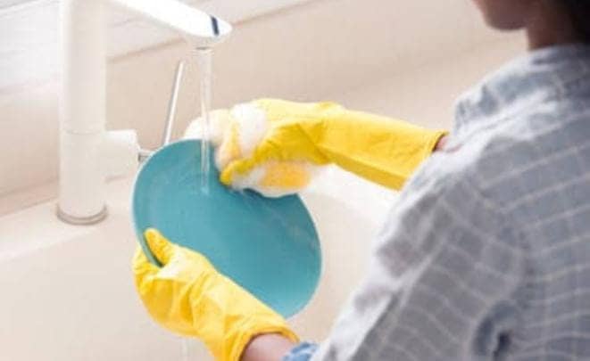 Tips And Tricks:सर्दियों में ठंडे पानी से बर्तन धोने में ठिठुर जाते है हाथ, तो अपनाएं ये ट्रिक