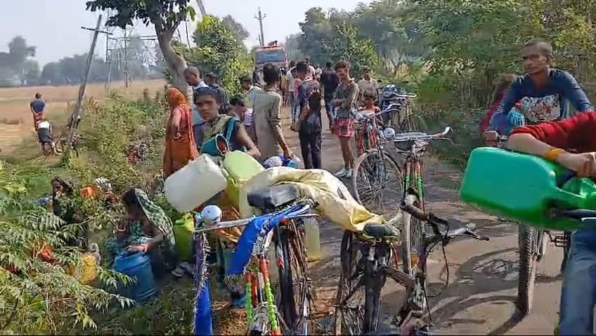 बिहार: IOCL का पाइप लाइन हुआ लीक, डीजल लूटने वालों की उमड़ी भीड़