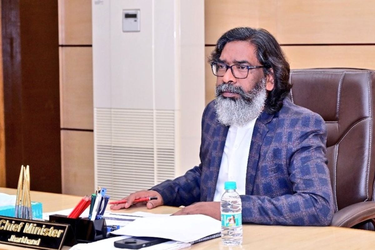 मुख्यमंत्री पद की शपथ लेने में भी पिता से आगे निकले हेमंत सोरेन, पढ़िए दोनों के अबतक का कार्यकाल