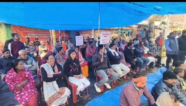 गिरिडीह: बांग्लादेश में हिंदुओं पर हो रहे अत्याचार के विरोध में हिन्दू समाज का धरना, सेक्युलर दलों पर खूब बरसे हिन्दू संगठन के नेता