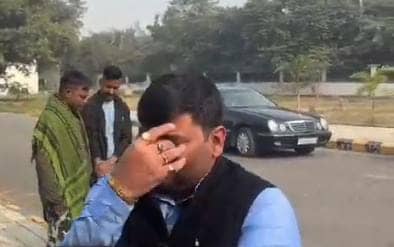 Bihar Politisc:बीच सड़क क्यों बच्चों की तरह फूट फूटकर रोने लगे महुआ से आरजेडी विधायक मुकेश रोशन, पढ़ें हैरान करनेवाली वजह