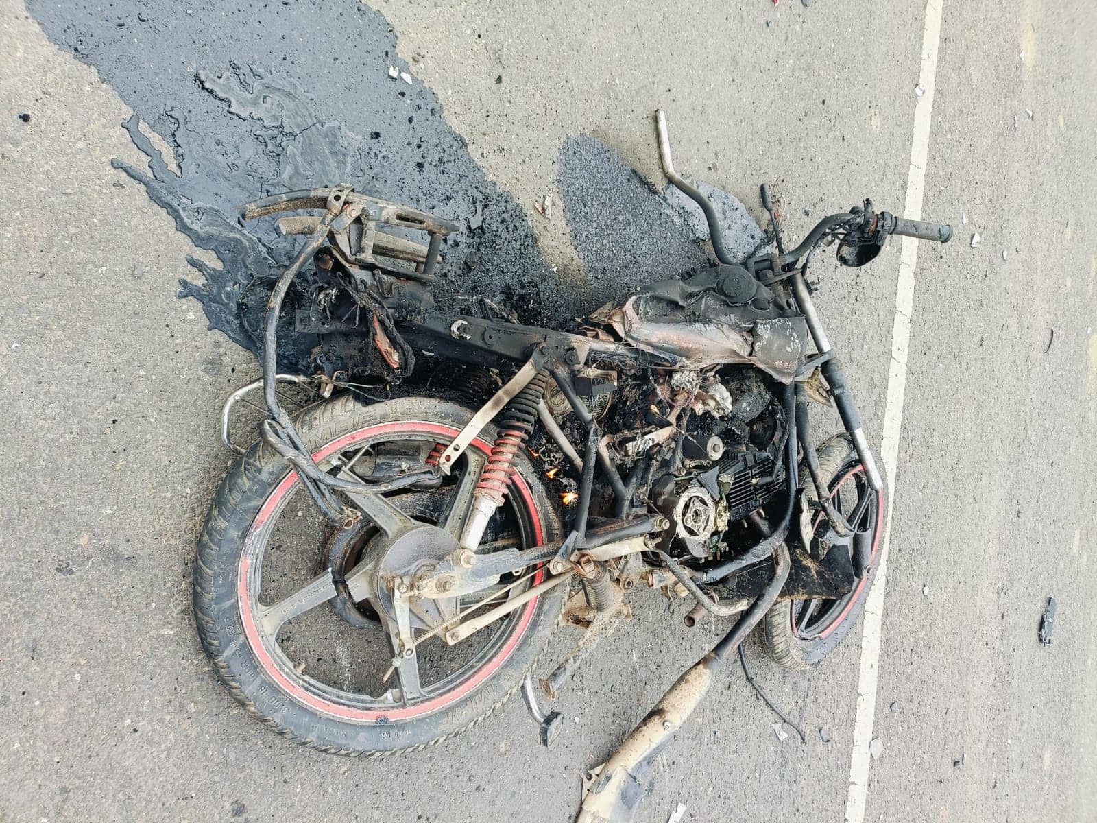 मोटरसाइकिल को 1 किलोमीटर तक घसीटता चला गया ट्रक, बाइक सवार के साथ क्या हुआ जानिए