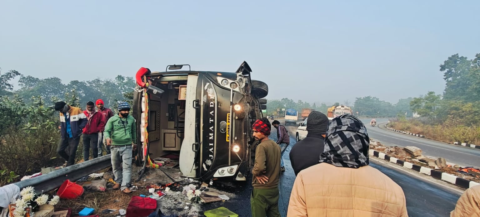 हजारीबाग में बड़ा सड़क हादसा, शादी समारोह में जा रहे परिवार की बस दुर्घटनाग्रस्त, दो दर्जन से अधिक लोग घायल