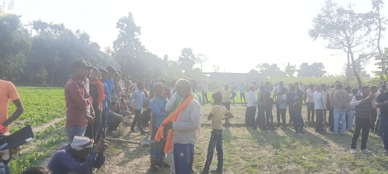 बिहार में बालू तस्करों के हौसले बुलंद! छापेमारी करने गई पुलिस टीम को दौड़ा-दौड़कर पीटा, कई पुलिसकर्मी घायल