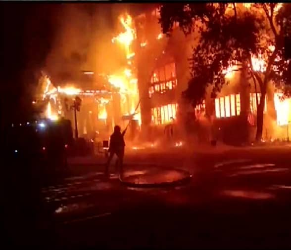 144 साल पुराना इमारत जल कर हुआ खाक, अंग्रेजों ने कराया था निर्माण