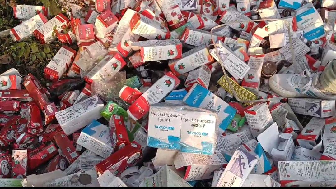 बोकारो में सड़क किनारे थोक में फेंकी हुई मिलीं दवाइयां, स्वास्थ्य विभाग ने मांगी रिपोर्ट