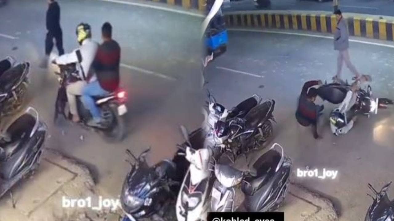 ‘निकल गई सारी हीरो गिरी...’ दोस्त को बाइक पर बैठा स्टंट दिखाकर बन रहा था कूल, गिर गया धड़ाम से बन गया फूल
