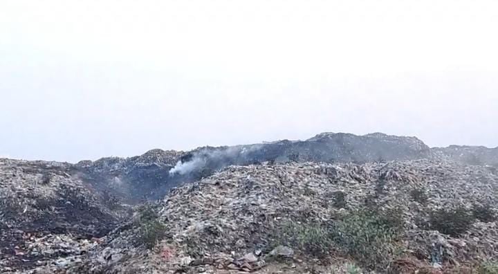 जमशेदपुर: मानगो नगर निगम में कचड़ा डंपिंग का मामला पकड़ा तूल, लोगों ने किया अनोखा प्रदर्शन, समाधान नहीं होने पर दी चेतावनी
