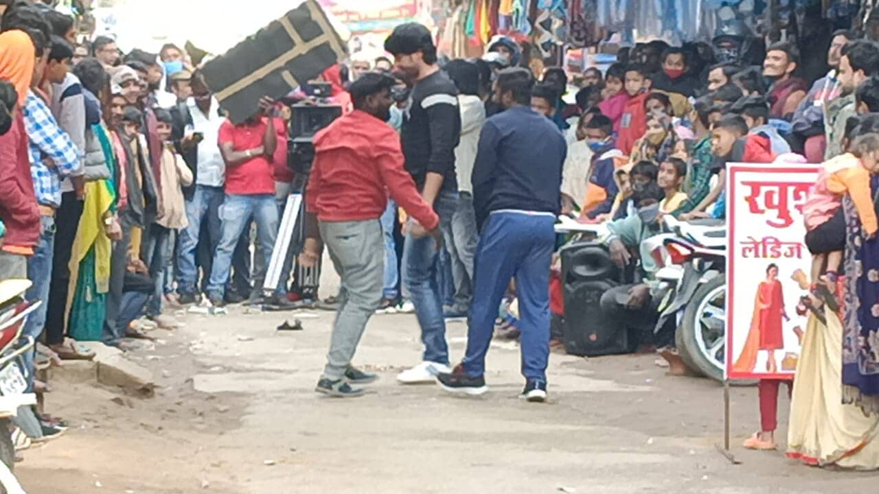 Glamour : लाइट कैमरा एंड एक्शन..! गुमला की सड़कों पर हो रही फिल्म की शूटिंग