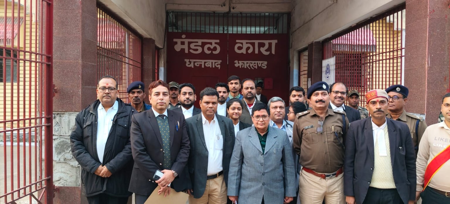 धनबाद मंडल कारा का निरीक्षण: तेरह बंदियों के उम्र निर्धारण के लिए बोर्ड गठित करने का आदेश