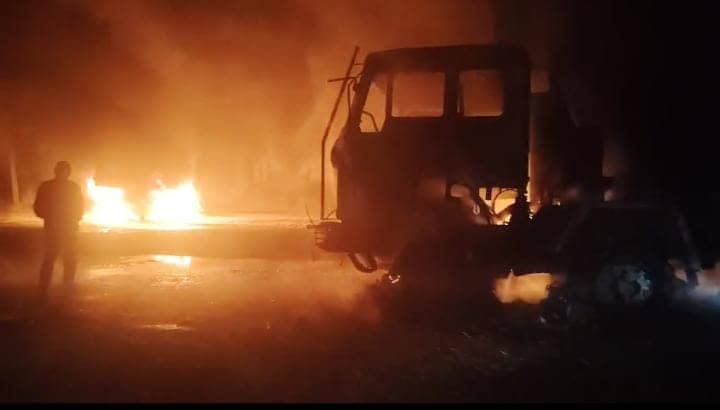 Breaking : कोल ट्रांसपोर्टिंग में लगे तीन ट्रकों में अपराधियों ने लगाई आग, दहशत फैलाने के लिए की फायरिंग