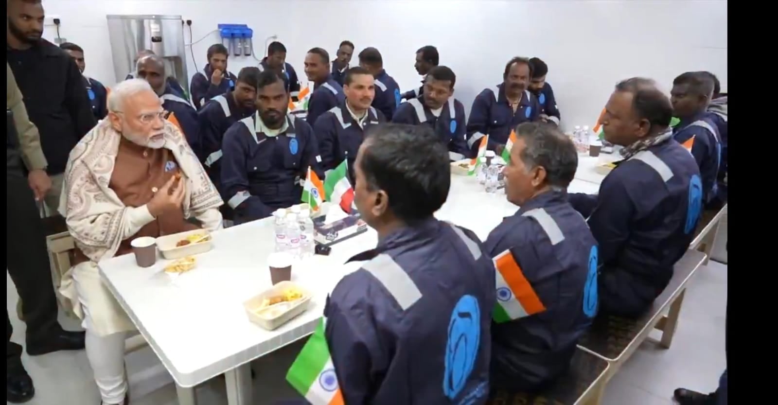 कुवैत में भारतीय मज़दूरों के साथ मोदी की टी पार्टी! चाय की चुस्की के साथ हुई खूब बातें, VIDEO