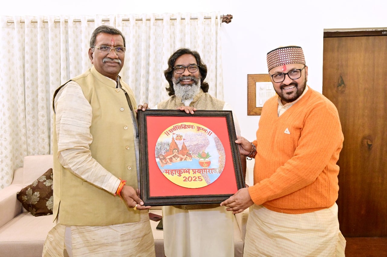 मुख्यमंत्री हेमंत सोरेन को “प्रयागराज महाकुंभ 2025” में शामिल होने के लिए मिला न्यौता, उत्तर प्रदेश के मंत्री पहुंचे रांची