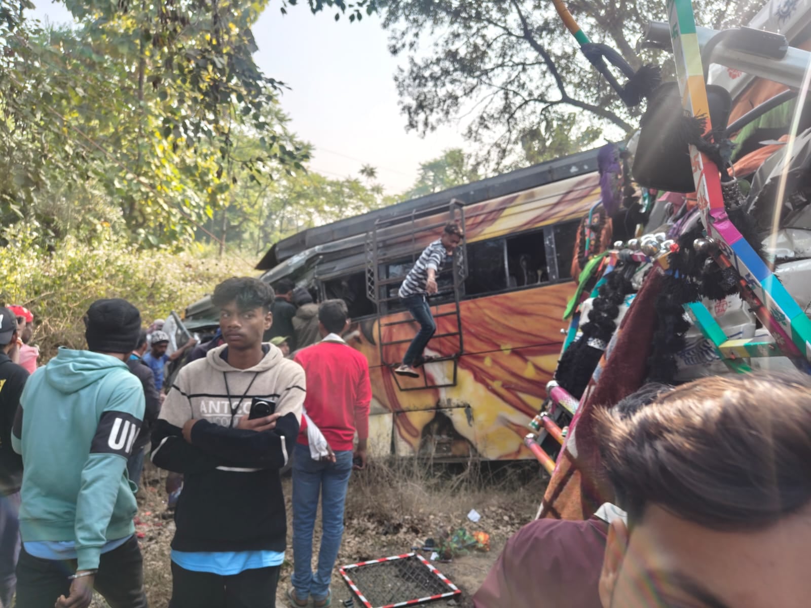 दुमका में बस-हाईवा की हुई सीधी टक्कर, एक दर्जन यात्री घायल, दो गंभीर