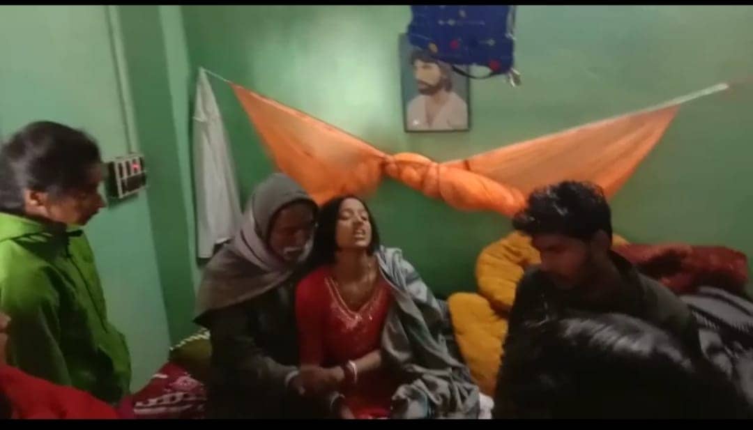 युवक ने फांसी लगाकर की आत्महत्या ,परिजनों ने पड़ोसी पर लगाया गंभीर आरोप