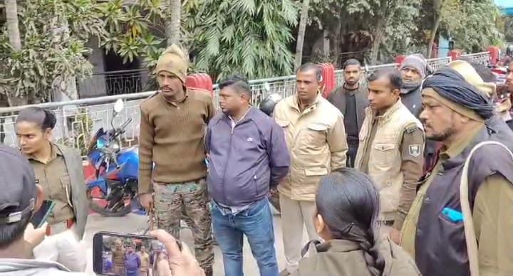 फिर खुली शराबबंदी वाले बिहार की पोल, कल्याण विभाग का कर्मी नशे में हंगामा करते गिरफ्तार, पढ़ें पूरा मामला