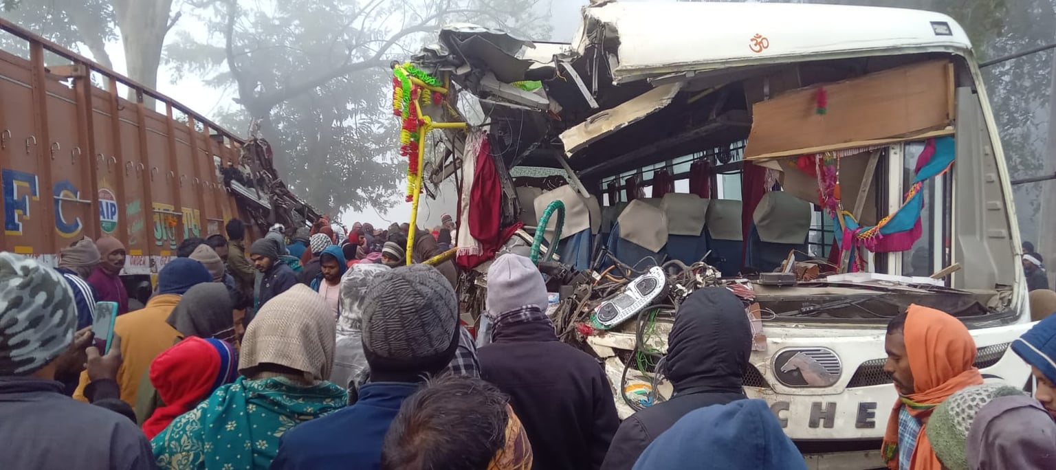 पलामू के सतबरवा में बस और ट्रक में सीधी भिड़ंत, 3 की मौत, दर्जनों लोग घायल