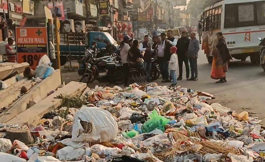 क्लीन सिटी जमशेदपुर की सड़कों पर लगा कचड़े का अंबार! मानगो में कचड़ा डंप नहीं होने से लोगों की बढ़ी परेशानी, बीमारी फैलने का बढ़ा खतरा