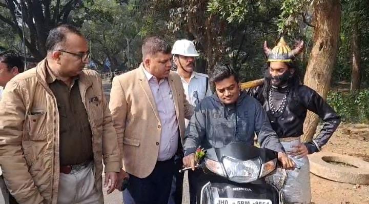 जमशेदपुर की सड़कों पर घूम रहे यमराज! ट्रैफिक नियम तोड़ने वाले हो जाएं सावधान