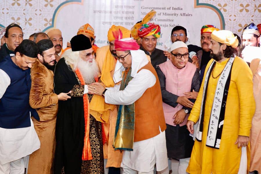 अजमेर दरगाह में मोदी की लंबी उम्र और मुल्क़ की तरक्की की दुआ! गरीब नवाज़ पर चढ़ी मोदी की चादर