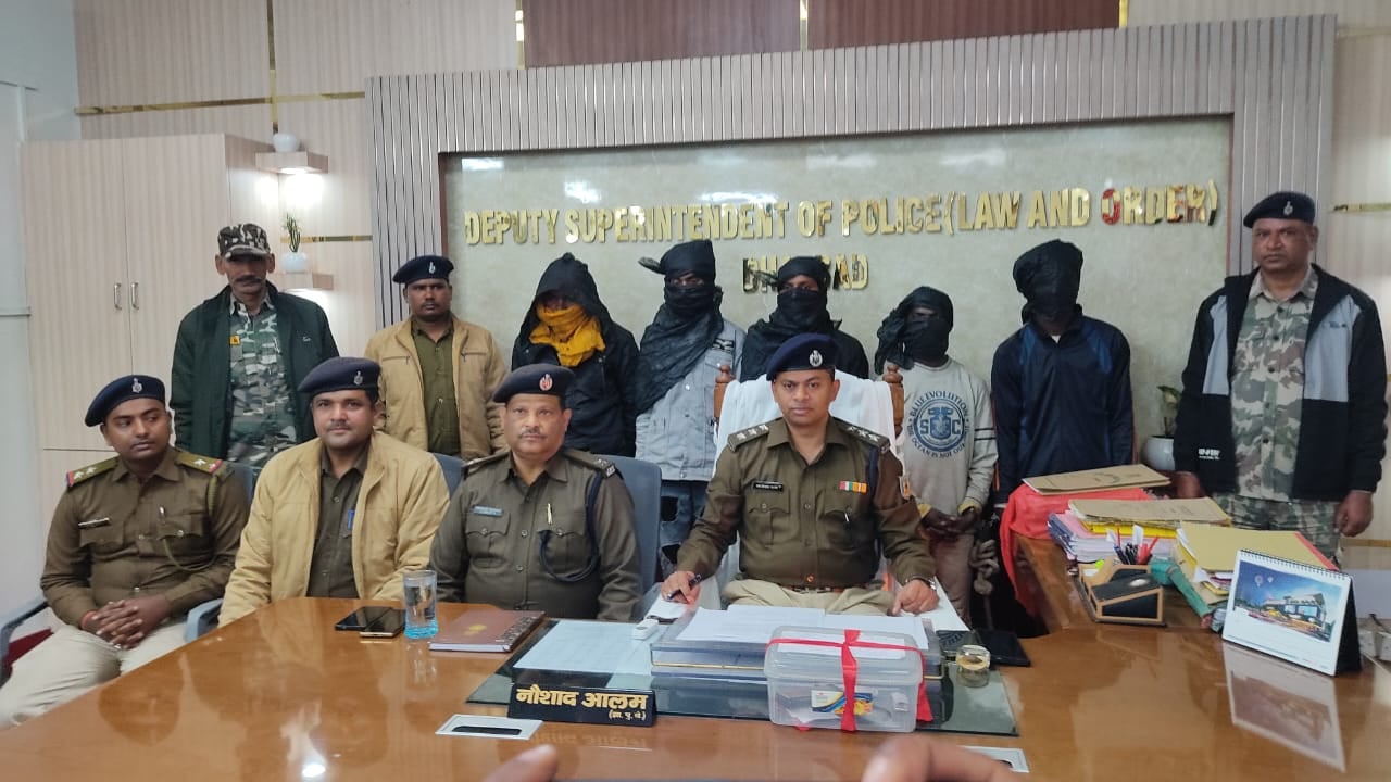 धनबाद पुलिस के हत्थे चढ़े लूटपाट करने वाले 6 अपराधी, ट्रकों को बनाते थे निशाना
