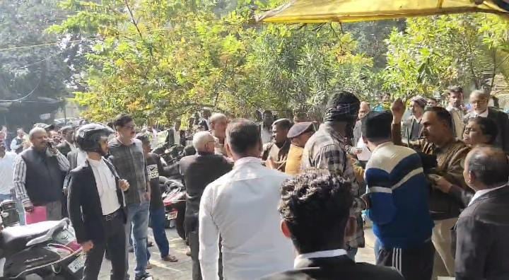 जमशेदपुर: जंग के मैदान में तब्दील हुआ कोर्ट परिसर! आपस में भिड़े दो गवाह, जमकर हुई मारपीट, पढ़ें वजह