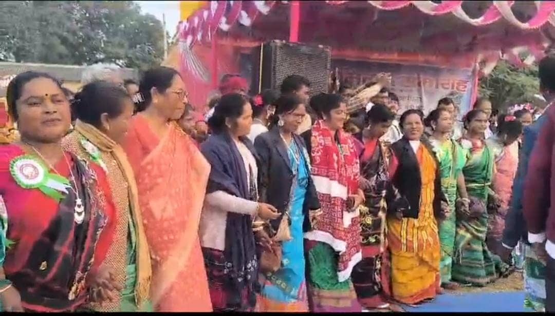 दुमका: सोहराय मिलन समारोह में शामिल हुए सांसद, विधायक और जिप अध्यक्ष, मांदर की थाप पर जमकर थिरके लोग