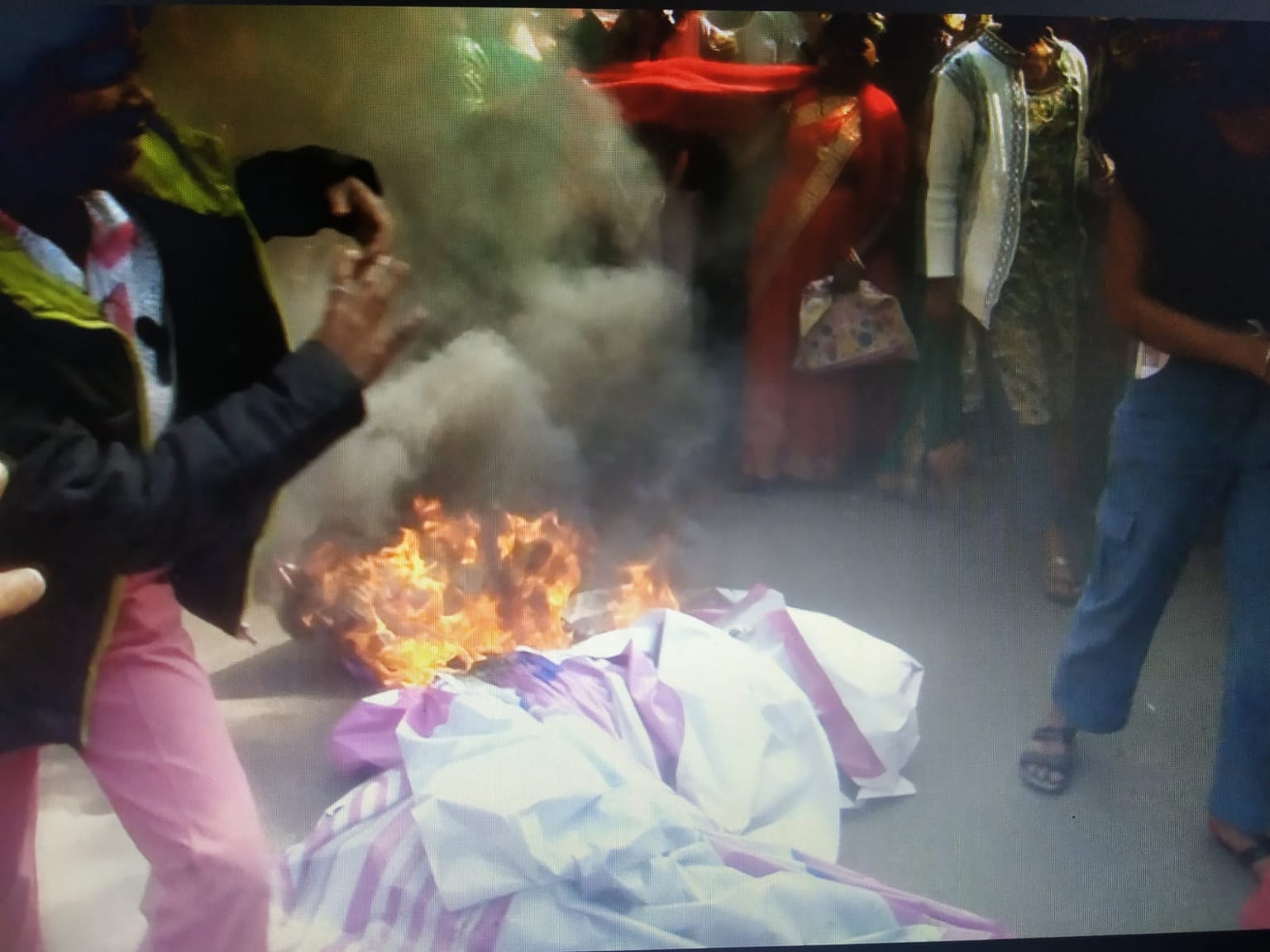 मुख्यमंत्री मंईयां सम्मान योजना: धनबाद में पढ़िए -क्यों फूटा महिलाओं का गुस्सा, सड़क जाम की, पोस्टर भी फूंके