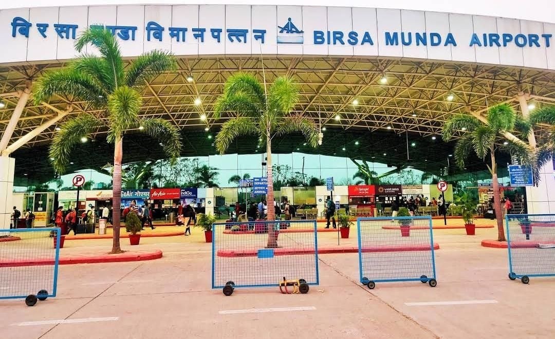 Breaking : रांची में इंतजार करते रहे परिजन, यात्रियों को लेकर दो विमान चले गए रायपुर और कोलकाता