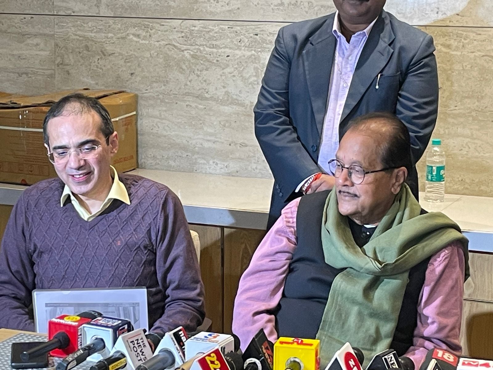झारखंड: वित्त मंत्री ने अधिकारियों के साथ की समीक्षा बैठक, जमकर लगाई सभी की क्लास