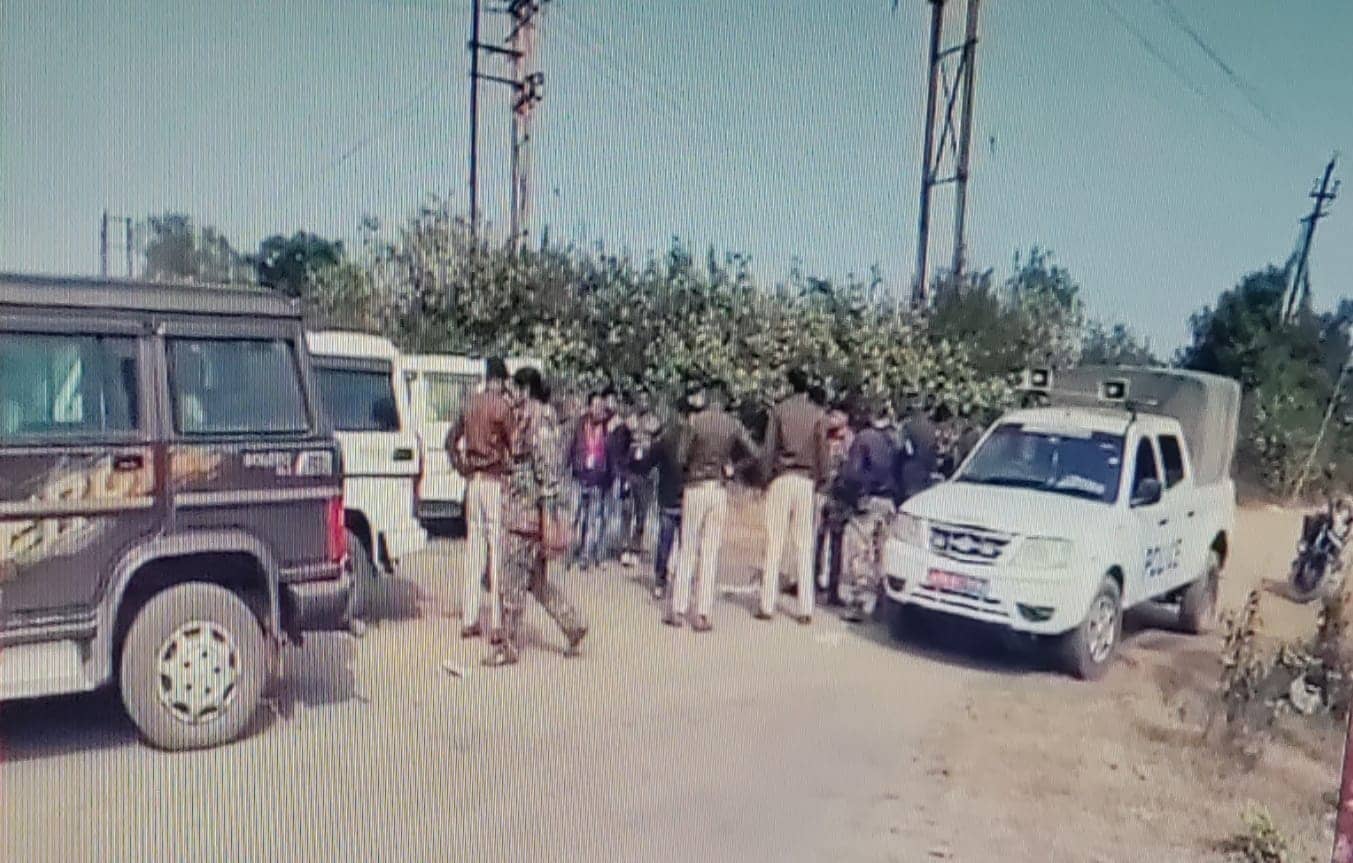 BIG UPDATE: बाघमारा आउटसोर्सिंग विवाद : पत्थरबाजी में डीएसपी घायल, सांसद कार्यालय आग के हवाले